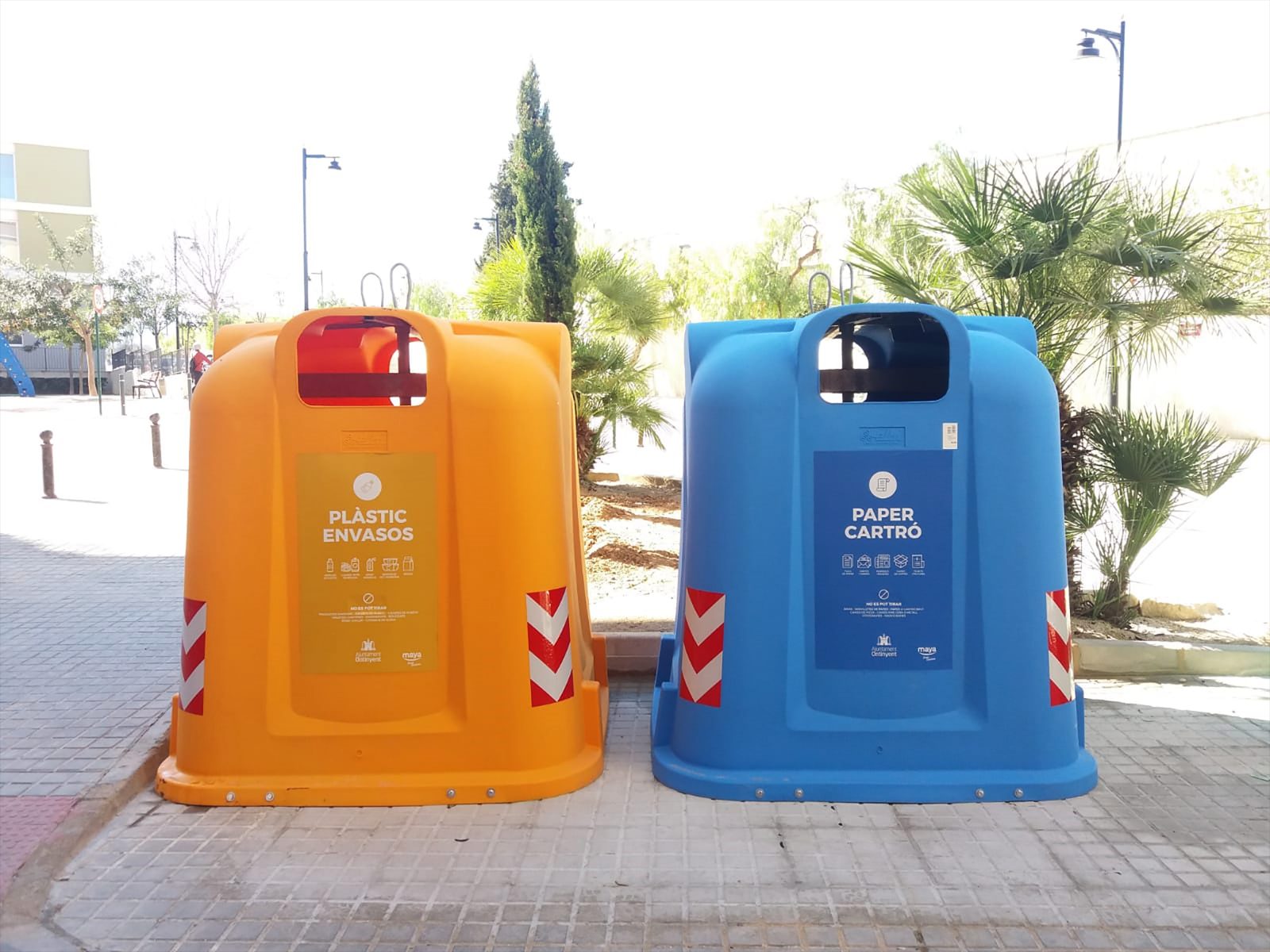 Campanas iglú de carga vertical para plástico-envases y papel-cartón instaladas en vía urbana