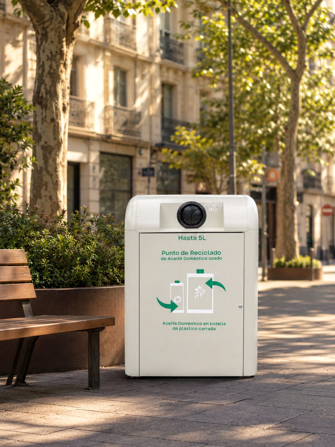 Contenedor especial — punto de reciclado de aceite doméstico instalado en plaza urbana